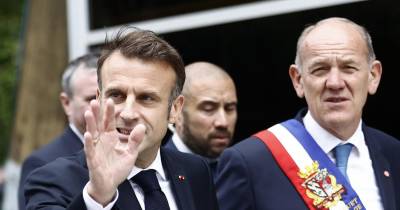 Macron afirmou que a sua decisão sobre a nomeação de um novo primeiro-ministro “pressupõe dar às forças políticas um pouco de tempo para construir estes compromissos” na Assembleia Nacional francesa, já que nenhum dos três principais blocos conseguiu uma maioria absoluta no domingo.