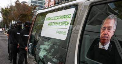 A funeral car with a portrait of former BES chairman, Ricardo Salfgado, and the words They killed our savings now is time for justice during a symbolic action ‘in memory’ of the BES/GES victims (names of the deceased on the black shirts) on the day the trial of the BES/GES case begins by the Association for the Defence of Banking Customers (ABESD) and the Association of Injured Emigrants from Venezuela and South Africa (ALEV) a symbolic initiative ‘in memory of the victims who have already lost their lives in the hope of recovering their assets and life savings’, Lisbon, 15 October 2024. The former chairman of BES, Ricardo Salgado, is the main defendant in the BES/GES case and is answering in court for 62 offences, allegedly committed between 2009 and 2014. TIAGO PETINGA//LUSA