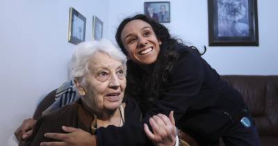 A terapeuta ocupacional Cláudia Lima, é uma das 52 profissionais cuidadoras da Santa Casa da Misericórdia de Almada, no projeto Sorrisos ao Domicílio, durante uma sessão com Laurinda Lobo, de 90 anos, em Almada.