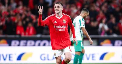 Aktürkoglu marca três na goleada ao Rio Ave para a quarta vitória seguida do Benfica