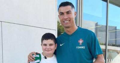 Jovem que perdeu família em explosão realiza sonho de conhecer Cristiano Ronaldo