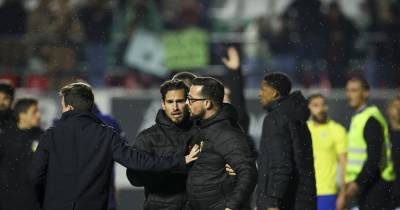 O técnico de equipamentos do Estrela da Amadora, Diogo Macário, é retirado do jogo após ser expulso no final do jogo da 15ª jornada da Primeira Liga de Futebol frente ao Arouca, no Estádio da Reboleira, na Amadora.