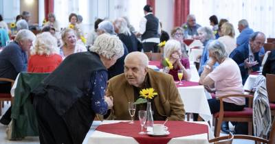 Humanos envelhecem muito em duas fases, aos 44 e aos 60 anos