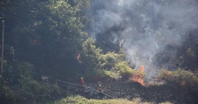 Fogo continua a lavrar na Ribeira Brava com duas frentes ativas