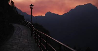 Já na Ponta do Sol, os profissionais permanecem no terreno para conter o avanço das chamas e impedir que o fogo se aproxime das habitações.