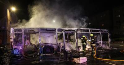 Autocarro incendiado no Bairro do Zambujal retirado com escolta policial