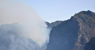 Incêndio no Curral das Freiras continua a ser a frente mais complicada.