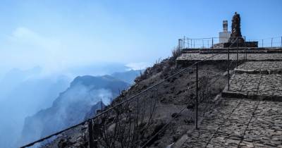 Marco geodésico no Pico Ruivo, o ponto mais alto da Ilha da Madeira.