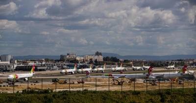 Placa do Aeroporto Humberto Delgado, em Lisboa, 23 de março de 2020.