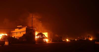 Segundo as autoridades e a imprensa locais, o fogo está a devastar a área de Los Angeles, destruindo casas e obstruindo estradas, enquanto se assiste à fuga de dezenas de milhares de pessoas.