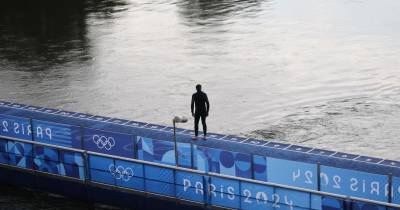 “Dada a chuva forte em 31 de julho e 01 de agosto, que foi particularmente intensa a montante de Paris, ainda vemos o impacto na qualidade da água. Esperamos uma melhoria nas próximas horas, mas não o suficiente para permitir o treino de familiarização de natação”, lê-se num comunicado divulgado esta manhã pela organização de Paris2024.