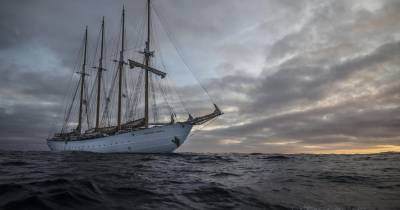 O antigo bacalhoeiro Santa Maria Manuela em cima de dois dos picos da maior montanha submarina de Portugal, o banco de Gorringe na expedição científica que terminou.