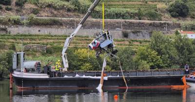 Uma embarcação com grua remove parte do helicóptero que caiu na sexta-feira, no rio Douro, em Lamegono rio Douro, próximo da localidade de Samodães, Lamego, que transportava seis passageiros, nomeadamente um piloto e uma equipa de cinco de cinco militares da Unidade de Emergência Proteção e Socorro (UEPS) que regressava do combate a um incêndio no concelho de Baião, Lamego.