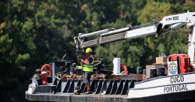 Trabalhos para remover parte do helicóptero que caiu na sexta-feira, no rio Douro, em Lamego, no rio Douro, próximo da localidade de Samodães, que transportava seis passageiros, nomeadamente um piloto e uma equipa de cinco de cinco militares da Unidade de Emergência Proteção e Socorro (UEPS) que regressava do combate a um incêndio no concelho de Baião.