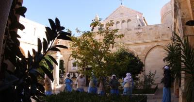 Cristãos visitam a Igreja da Natividade em Belém