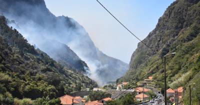 21 homens combatem fogo na Ribeira Brava a esta hora