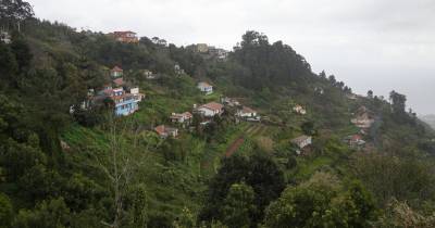 Santa Cruz posiciona 6 bombeiros e 2 veículos na Camacha para garantir a vigilância dos incêndios.