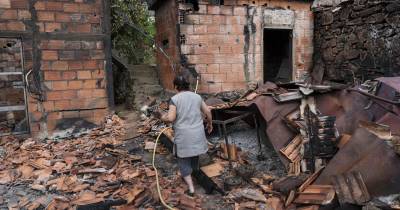 Madalena Rodrigues mostra partes da casa queimadas pelo fogo em Seixo, na freguesia de Talhadas, Sever do Vouga, Aveiro, 20 de setembro de 2024.