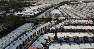 Fotografia aérea em Liverpool mostra os telhados das casas cobertos de neve.