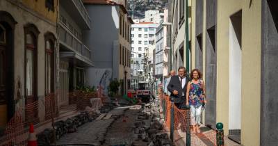 Cristina Pedra visitou ontem as obras na Rua dos Netos, um dos trabalhos que ficará pronto antes de segunda-feira, garantiu hoje.