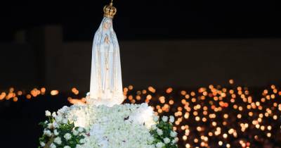 As cerimónias começam às 21:30 de hoje, com recitação do terço na Capelinha das Aparições, seguida de procissão das velas e celebração da palavra.