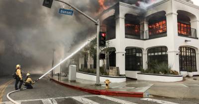 Pelo menos cinco pessoas morreram e mais de 100 mil foram obrigadas a fugir de casa em várias zonas de Los Angeles, onde seis incêndios de proporções gigantescas já destruíram cerca de 1.500 habitações.