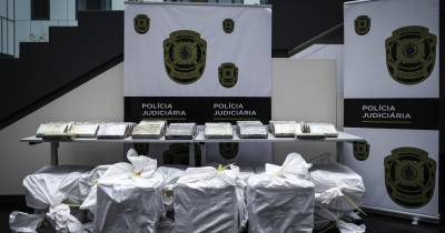 Mais de 6,5 toneladas de cocaína apreendida pela Polícia Judiciária na operação 'Tártaro', que entrou em território nacional por via marítima, num armazém da região centro, no edifício Sede da PJ.