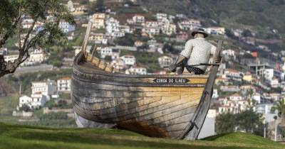 A obra de arte que homenageia os pescadores de Câmara de Lobos, inaugurada em 2021, já perdeua cor, a vela, as cordas e o mastro. A Direção Regional da Cultura garante que haverá intervenção.