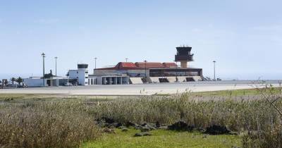 Avião teve de aterrar no porto santo para resolver um problema a bordo.