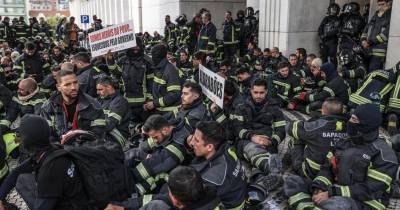 Bombeiros sapadores aguardavam durante uma manifestação no Campus XXI onde decorria a reunião entre o governo e os sindicatos representativos dos bombeiros para continuação da discussão da revisão da carreira de bombeiros sapadores, em Lisboa.