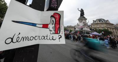 Um cartaz pendurado num semáforo questiona o futuro da democracia em França durante uma manifestação, realizada a 3 de julho, em Paris, e convocada por sindicatos franceses e organizações da sociedade civil contra o partido de extrema direita RN.