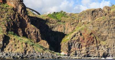 O turista pediu apoio, pelos próprios meios, e para o local foi encaminhada uma equipa dos Bombeiros Mistos da Ribeira Brava e Ponta do Sol, que assistiram a vítima.