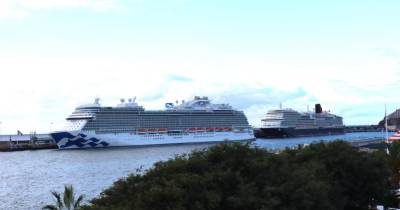 Estão atracados hoje dois navios no Porto do Funchal.