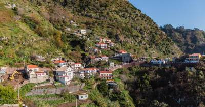 Pedras na estrada condicionam trânsito nas zonas altas da Ribeira Brava