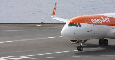 Avião da Easyjet, no aeroporto da Madeira.