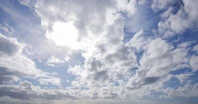 O Instituto Português do Mar e da Atmosfera prevê para hoje, 1 de janeiro, períodos de céu muito nublado e vento fraco a moderado (até 25 km/h) de sueste.