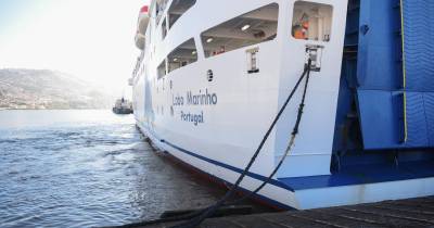 O mau tempo previsto no mar fez adiar, por duas horas, a saída do navio do Porto do Funchal.