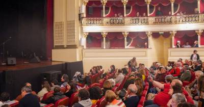 Algumas das atividades ao ar livre previstas foram movidas para o Foyer do Teatro.