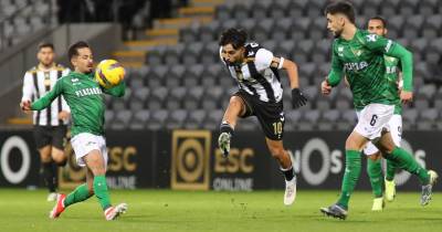 O jogador do Nacional, Luís Esteves, disputa a bola com o jogador do Moreirense, Alanzinho (D), durante o jogo da Primeira Liga de Futebol entre o Nacional e o Moreirense, realizado no Estádio da Madeira, no Funchal,-