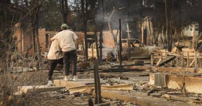 epa11816064 People embrace while looking over the remains of a home that was destroyed by the Eaton wildfire in the Altadena, California, USA, 09 January 2025. According to the California Governor's office, more than 7,500 firefighting and emergency personnel are involved in response efforts, as multiple wildfires are burning across thousands of acres and have forced widespread evacuations in the Los Angeles area. EPA/ALLISON DINNER