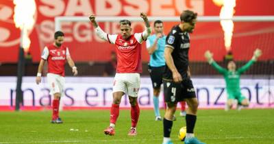 O jogador do Sporting de Braga, Zalazar, festeja a vitória contra o Vitória de Guimarães no final do jogo dos quartos de final da Taça da Liga.