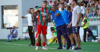 Fábio Pereira dá indicações a jogador do Marítimo.