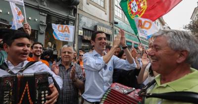 O cabeça de lista da Aliança Democrática (AD) às eleições europeias, Sebastião Bugalho, durante uma arruada nas ruas do centro de Braga.