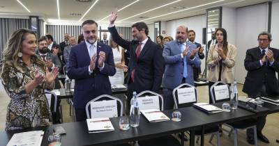 O presidente do Chega, André Ventura, é aplaudido por deputados do partido durante a sessão de abertura das jornadas parlamentares do Chega, num hotel em Castelo Branco.