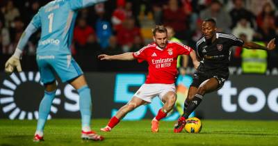 Benfica foi derrotado num desafio onde esteve na frente do marcador.