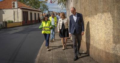 Cristina Pedra visita asfaltagem da Estrada do Conde de Carvalhal em curso