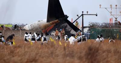 O avião ficou “quase completamente destruído” e os passageiros e tripulantes tiveram “poucas hipóteses de sobreviver”, disseram os bombeiros.