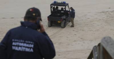 Agentes da Polícia Marítima participam nos trabalhos de resgate da embarcação de pesca que virou ao largo das praias de São Pedro do Moel e de Vieira, causando a morte a três pessoas.
