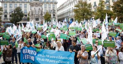 Muitos dos presentes envergam t-shirts pretas dizendo “Professores em Luta” .