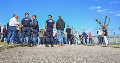 Guardas prisionais concentram-se frente à cadeia de Vale de Judeus, na sequência de uma convocatória do Sindicato Nacional do Corpo da Guarda Prisional.